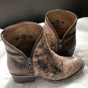 Circle G by corral distressed brown black step in ankle boots; zippers on edge